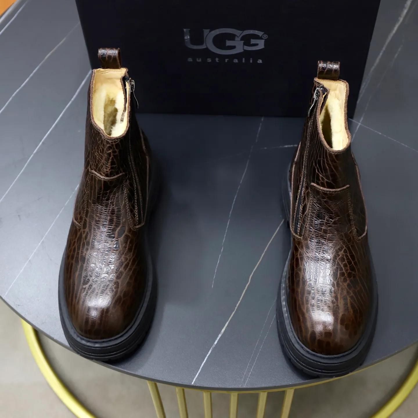 Ex-factory price: 680💰Thick wool imported from Australia Brand: UGG genuine purchasing agent Size: 38-44 (customized in 45) Grade: Official website 1:1 Material: First-layer genuine leather waterproof and antifreeze upper Real wool lining Original non-slip Soft wear-resistant outsole Style category: Men's casual shoes Trendy style Comfortable on the feet Color: Official website color synchronization